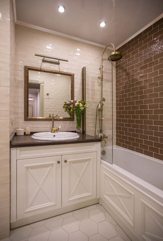 Идея дизайна: главная ванная комната в классическом стиле с фасадами с утопленной филенкой, белыми фасадами, душем в нише, белой плиткой, коричневой плиткой, накладной раковиной и открытым душем