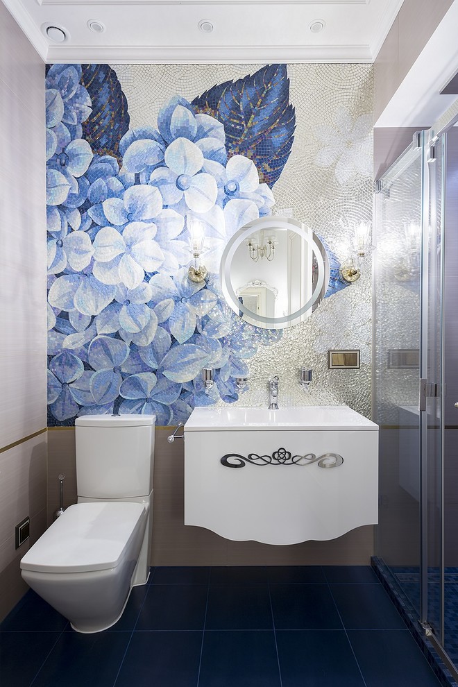 Klassisches Duschbad mit weißen Schränken, Duschnische, Wandtoilette mit Spülkasten, farbigen Fliesen, Mosaikfliesen, blauem Boden, Schiebetür-Duschabtrennung und integriertem Waschbecken in Moskau