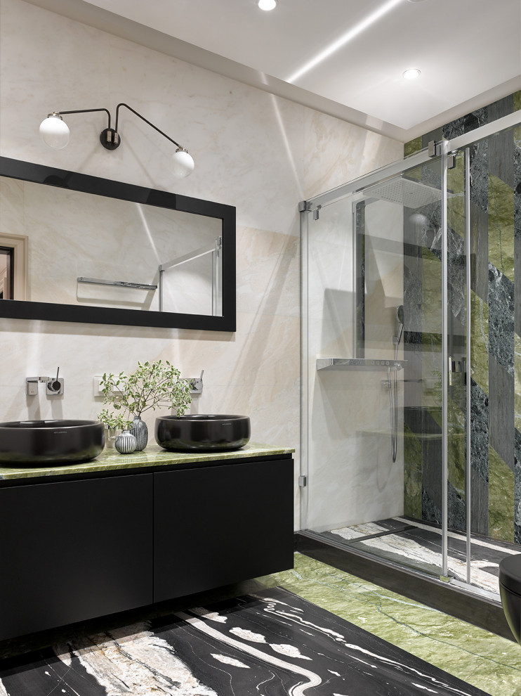 Idéer för stora funkis grönt badrum med dusch, med släta luckor, svarta skåp, en dusch i en alkov, beige kakel, porslinskakel, ett fristående handfat, flerfärgat golv och dusch med gångjärnsdörr