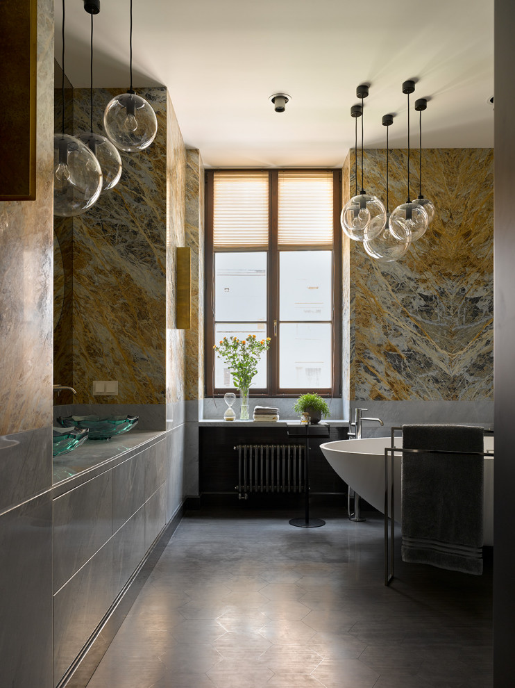 Exempel på ett stort modernt grå grått en-suite badrum, med släta luckor, grå skåp, ett fristående badkar, grå kakel, flerfärgad kakel, gul kakel, porslinskakel, ett fristående handfat och grått golv