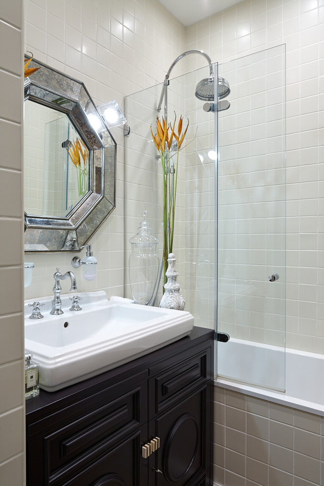 Immagine di una stanza da bagno padronale chic con ante nere, vasca ad alcova, vasca/doccia, piastrelle beige, lavabo a bacinella e top nero