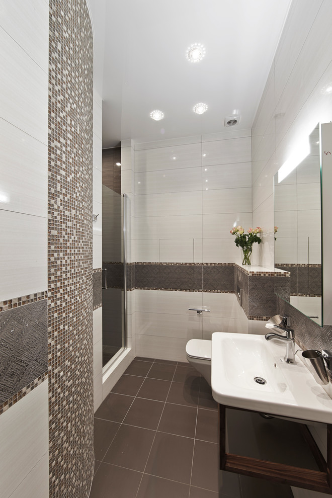 Свежая идея для дизайна: ванная комната среднего размера в стиле неоклассика (современная классика) с инсталляцией, керамогранитной плиткой, полом из керамогранита, коричневым полом, душем в нише, душевой кабиной и консольной раковиной - отличное фото интерьера