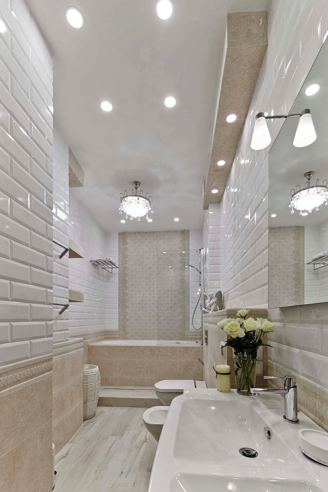 Esempio di una stanza da bagno padronale chic di medie dimensioni con vasca ad alcova, WC sospeso, pavimento in gres porcellanato, lavabo integrato, pavimento beige e piastrelle diamantate