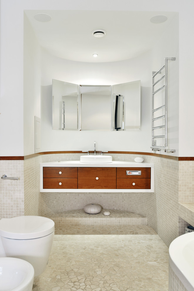 Esempio di una stanza da bagno padronale design di medie dimensioni con WC sospeso, piastrelle beige, piastrelle a mosaico, pareti bianche, pavimento alla veneziana, lavabo a bacinella, pavimento beige, top bianco, ante lisce, ante in legno scuro e vasca da incasso
