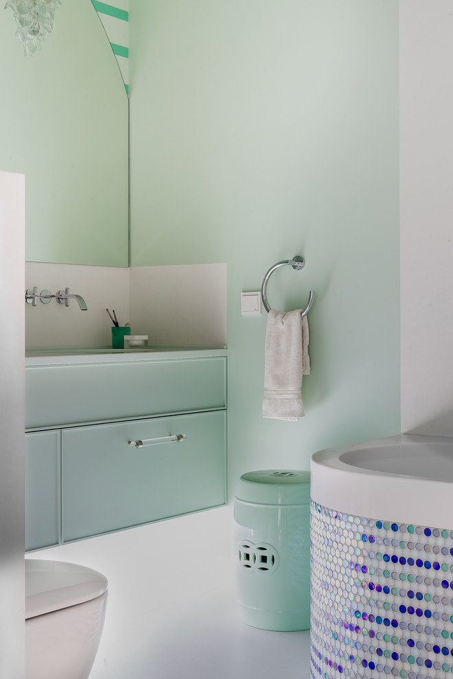Cette image montre une salle de bain design avec un mur vert.