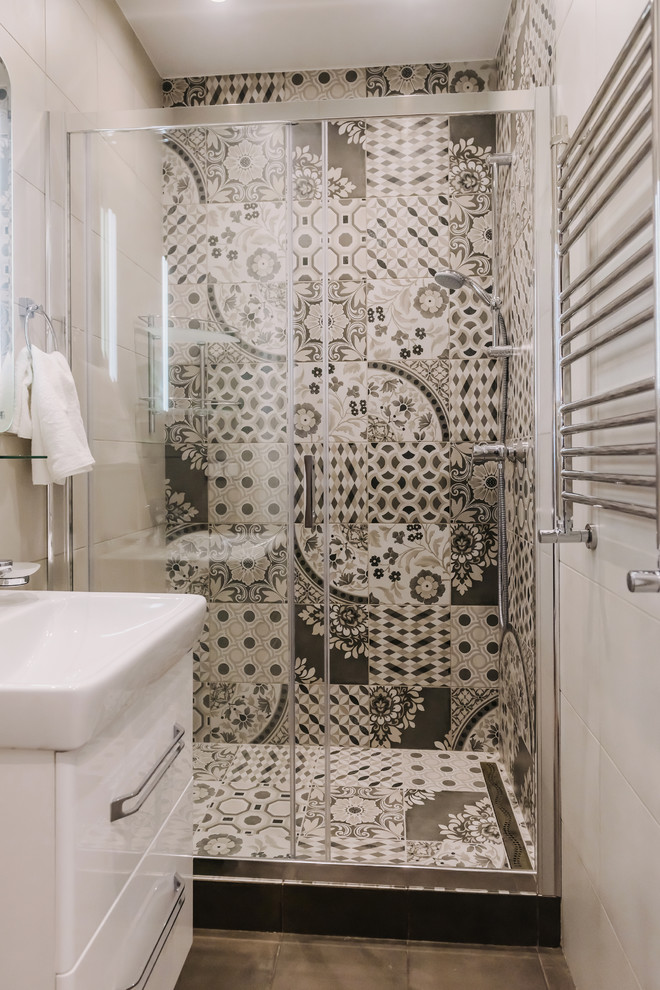 Foto di una piccola stanza da bagno scandinava con ante lisce, ante bianche, doccia alcova, piastrelle marroni e porta doccia scorrevole