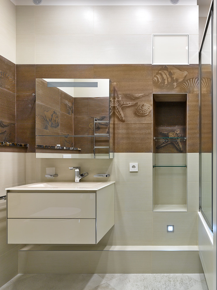 Свежая идея для дизайна: ванная комната в современном стиле с плоскими фасадами, бежевыми фасадами, душевой кабиной, монолитной раковиной и серым полом - отличное фото интерьера