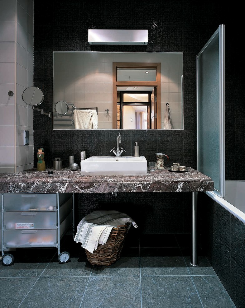 Источник вдохновения для домашнего уюта: главная ванная комната среднего размера с открытыми фасадами, черными фасадами, полновстраиваемой ванной, унитазом-моноблоком, черной плиткой, керамической плиткой, белыми стенами, полом из керамической плитки, раковиной с пьедесталом, мраморной столешницей, серым полом, душем с распашными дверями и коричневой столешницей