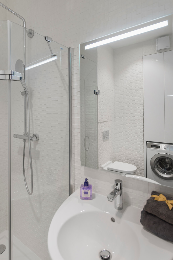 Cette image montre une salle de bain design avec une douche d'angle.