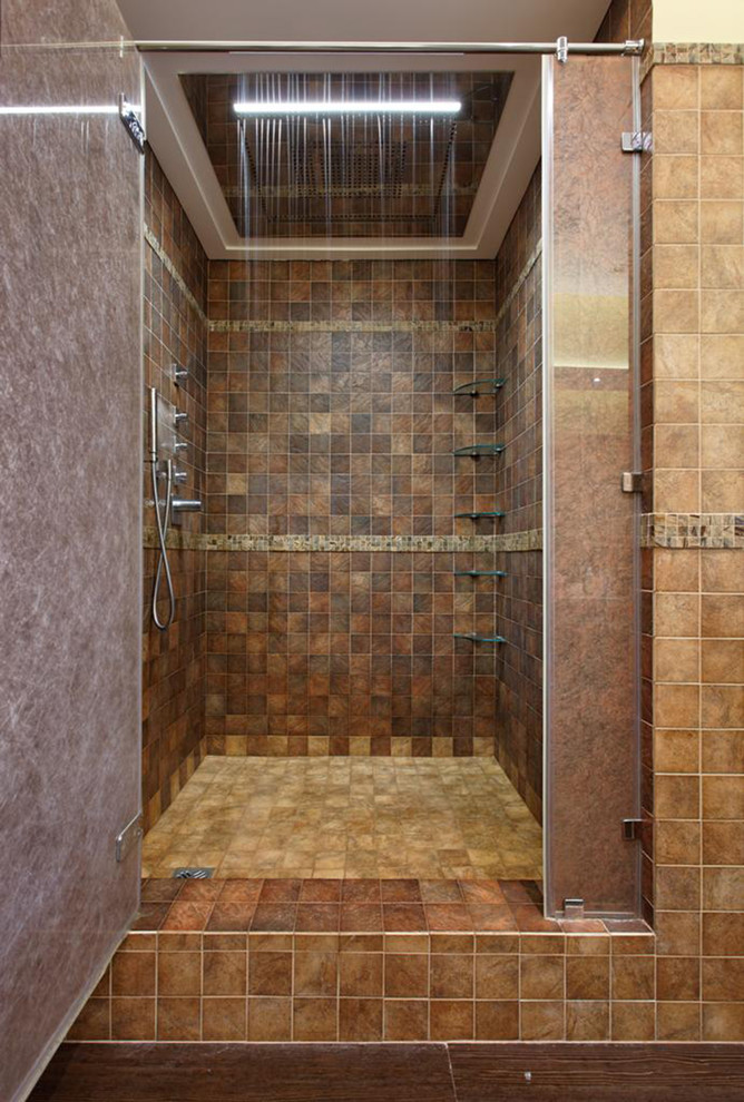 Cette photo montre une douche en alcôve tendance avec une cabine de douche à porte battante.