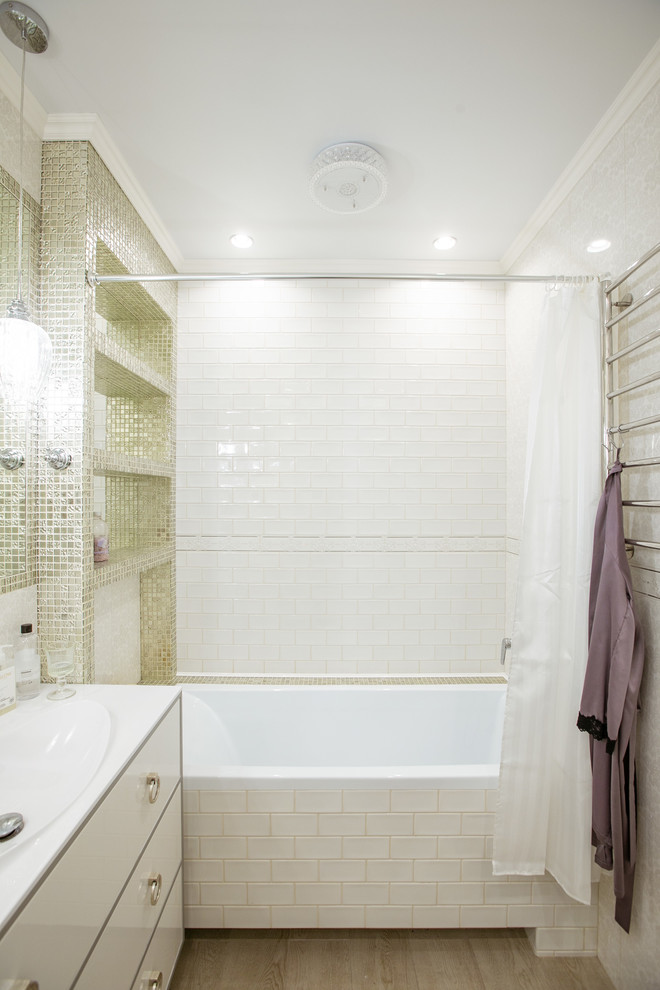 Пример оригинального дизайна: главная ванная комната среднего размера в стиле неоклассика (современная классика) с фасадами с декоративным кантом, белыми фасадами, инсталляцией, белой плиткой, керамической плиткой, белыми стенами, полом из керамогранита и коричневым полом