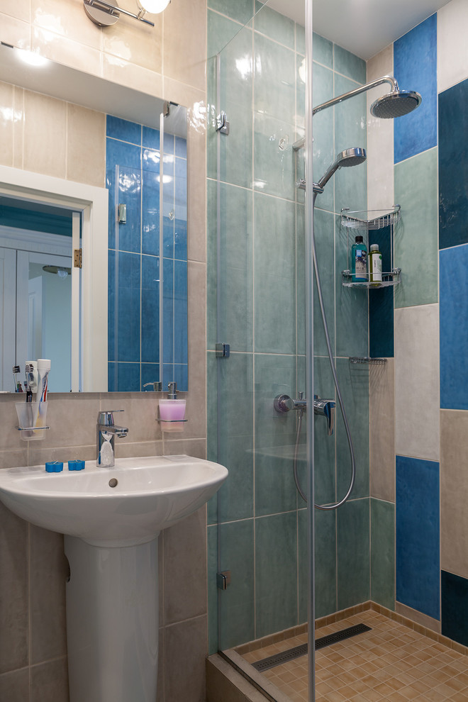 Esempio di una stanza da bagno con doccia minimal di medie dimensioni con doccia aperta, piastrelle blu, piastrelle in ceramica, pavimento con piastrelle in ceramica e pavimento beige