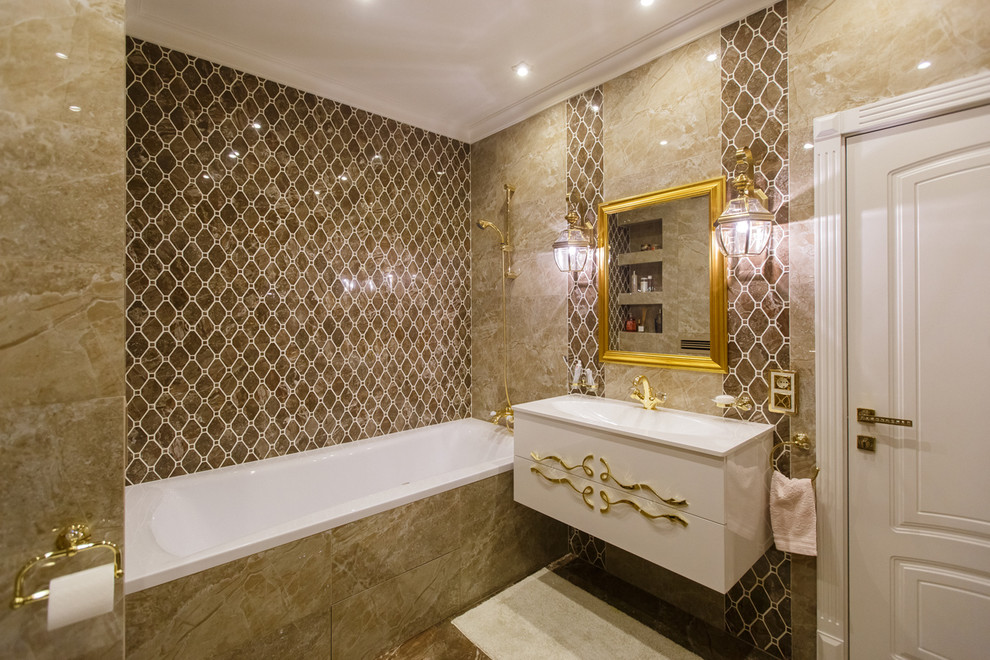 На фото: главная ванная комната в классическом стиле с плоскими фасадами, белыми фасадами, ванной в нише, душем над ванной, коричневой плиткой и монолитной раковиной с