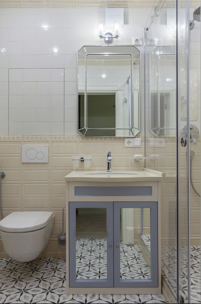 Свежая идея для дизайна: ванная комната в стиле неоклассика (современная классика) с фасадами с утопленной филенкой, душем в нише, инсталляцией, бежевой плиткой, белой плиткой, плиткой кабанчик, разноцветными стенами, душевой кабиной, врезной раковиной, разноцветным полом, душем с раздвижными дверями и бежевой столешницей - отличное фото интерьера