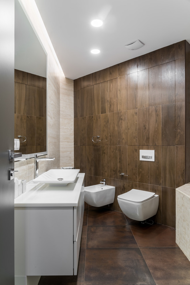 Источник вдохновения для домашнего уюта: главная ванная комната в современном стиле с плоскими фасадами, белыми фасадами, биде, бежевой плиткой, коричневой плиткой, настольной раковиной, коричневым полом и белой столешницей