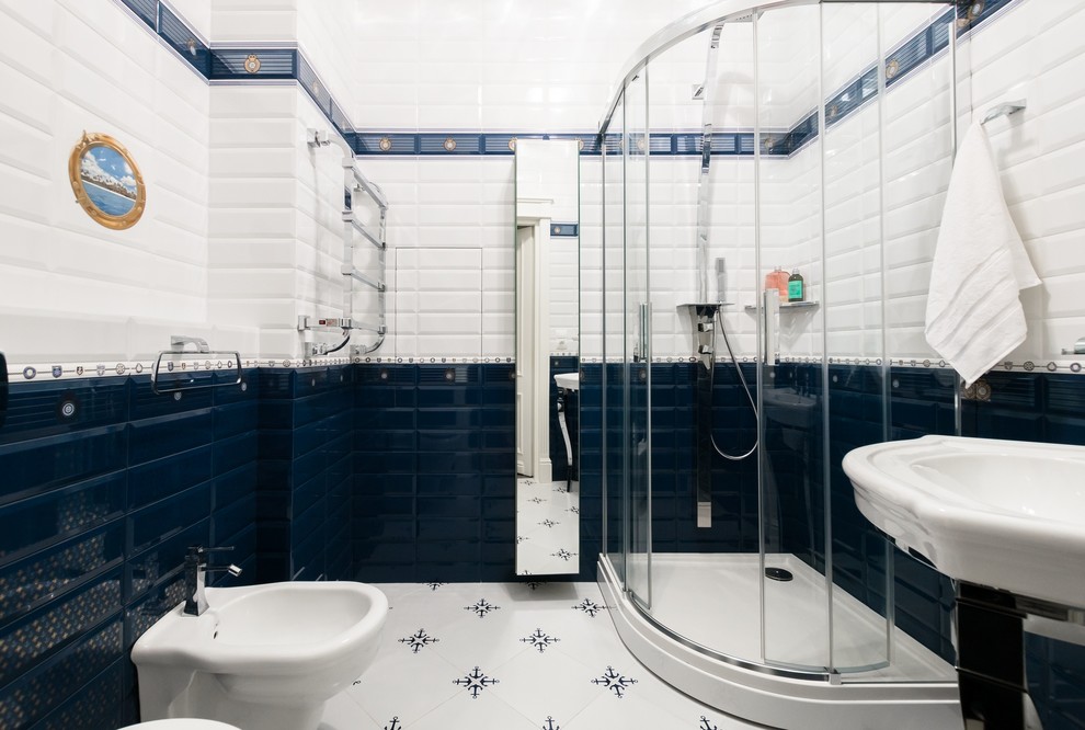 Kleines Maritimes Duschbad mit Eckdusche, Wandtoilette mit Spülkasten, blauen Fliesen, Keramikfliesen, blauer Wandfarbe, Keramikboden und Waschtischkonsole in Moskau