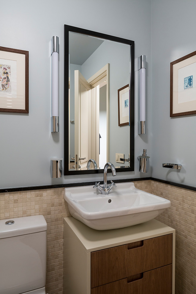 Esempio di una piccola stanza da bagno per bambini chic con lavabo a bacinella, ante lisce, ante in legno bruno, piastrelle beige, piastrelle a mosaico e pareti grigie