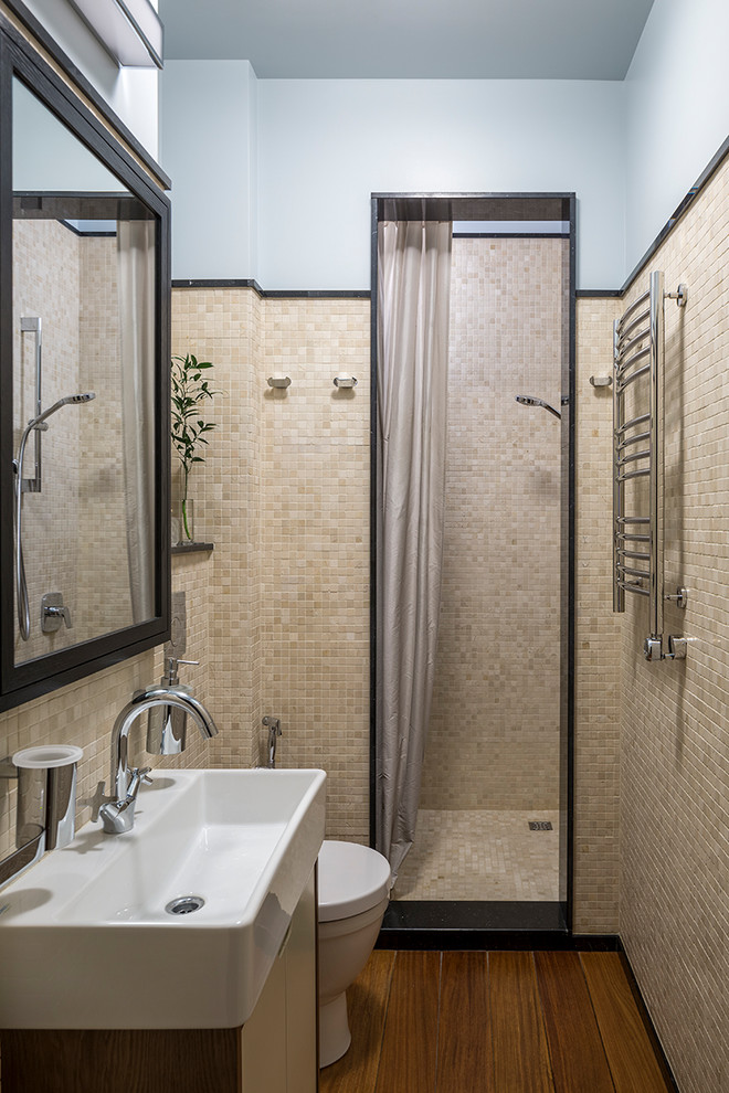 Modelo de cuarto de baño contemporáneo pequeño con ducha empotrada, baldosas y/o azulejos de mármol, suelo de madera oscura, aseo y ducha, ducha con cortina, baldosas y/o azulejos beige y lavabo integrado