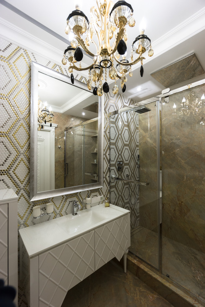 Свежая идея для дизайна: большая ванная комната в стиле фьюжн с фасадами с декоративным кантом, белыми фасадами, душем в нише, бежевыми стенами, мраморным полом, душевой кабиной и накладной раковиной - отличное фото интерьера