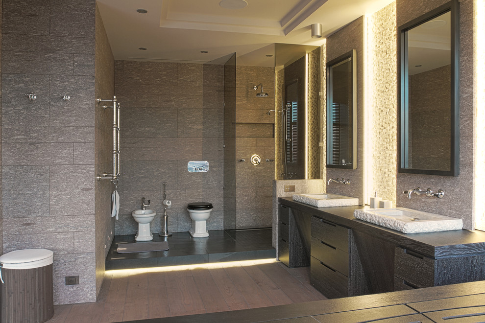 Inspiration för moderna badrum med dusch, med grå kakel, ett nedsänkt handfat, beiget golv, en hörndusch och en bidé