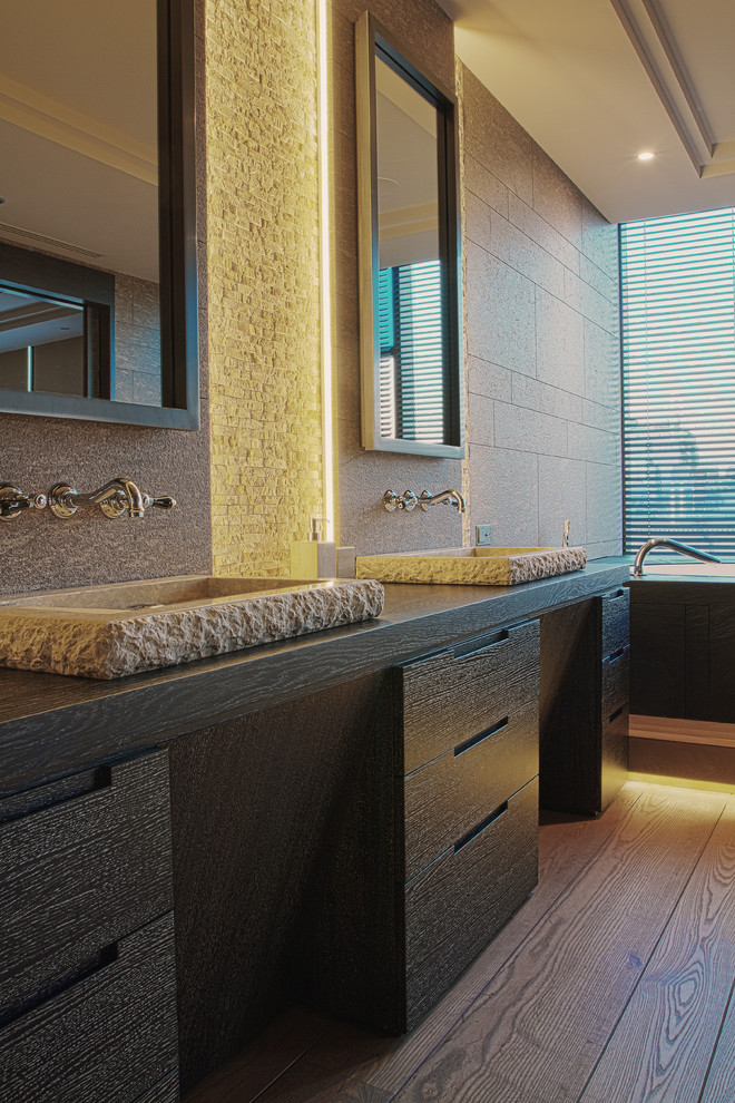 Foto di una stanza da bagno padronale design con piastrelle grigie, lavabo da incasso e pavimento beige