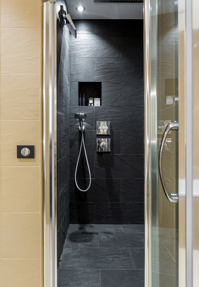 Cette photo montre une salle de bain tendance de taille moyenne avec un carrelage noir, des carreaux de porcelaine et un sol en carrelage de porcelaine.