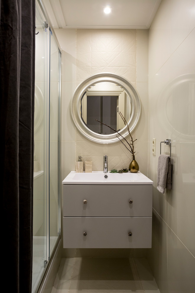 Пример оригинального дизайна: маленькая ванная комната в современном стиле с плоскими фасадами, серыми фасадами и душевой кабиной для на участке и в саду