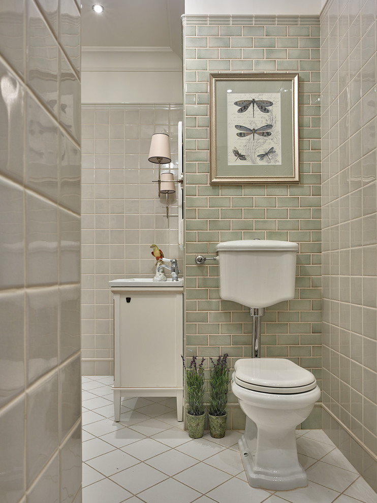 Bild på ett mellanstort vintage badrum med dusch, med grön kakel, beige kakel, keramikplattor, klinkergolv i keramik, en toalettstol med separat cisternkåpa och ett nedsänkt handfat