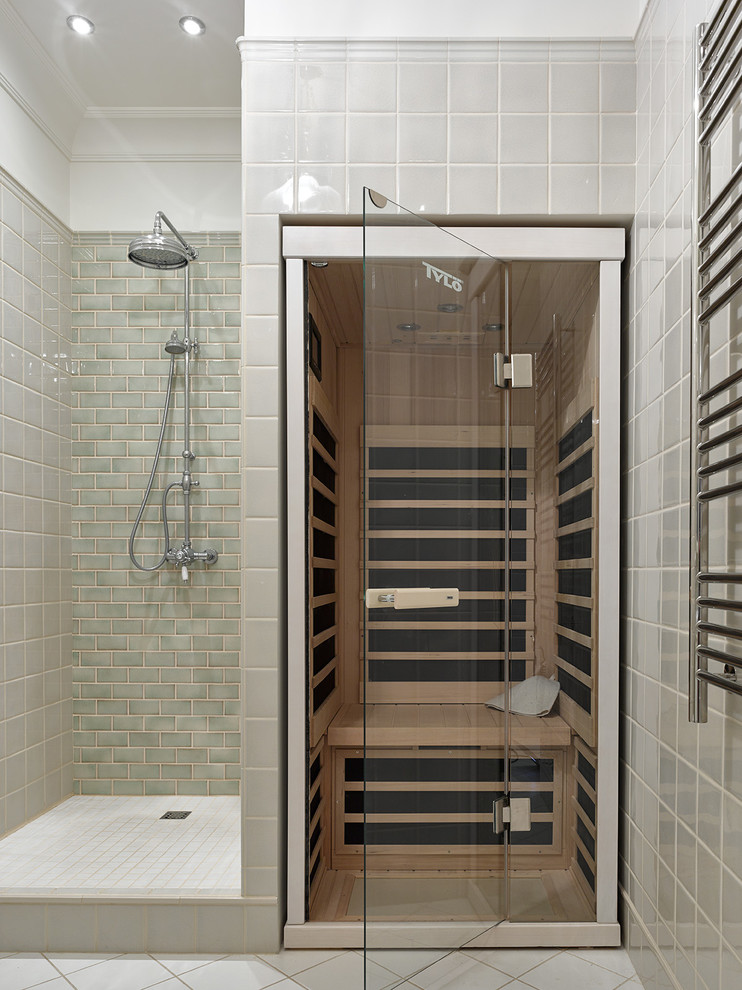 Klassisk inredning av ett mellanstort badrum med dusch, med en dusch i en alkov, grön kakel, keramikplattor, klinkergolv i keramik och med dusch som är öppen