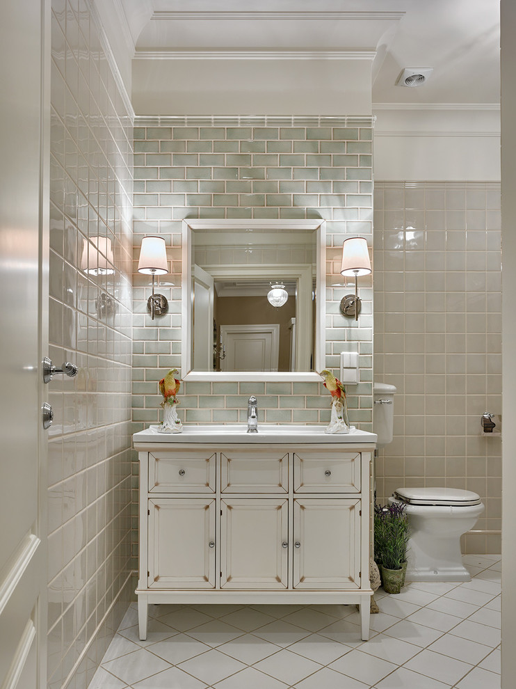 Idéer för att renovera ett mellanstort vintage badrum med dusch, med luckor med infälld panel, vita skåp, grön kakel, beige kakel, keramikplattor, klinkergolv i keramik, en toalettstol med separat cisternkåpa och ett undermonterad handfat