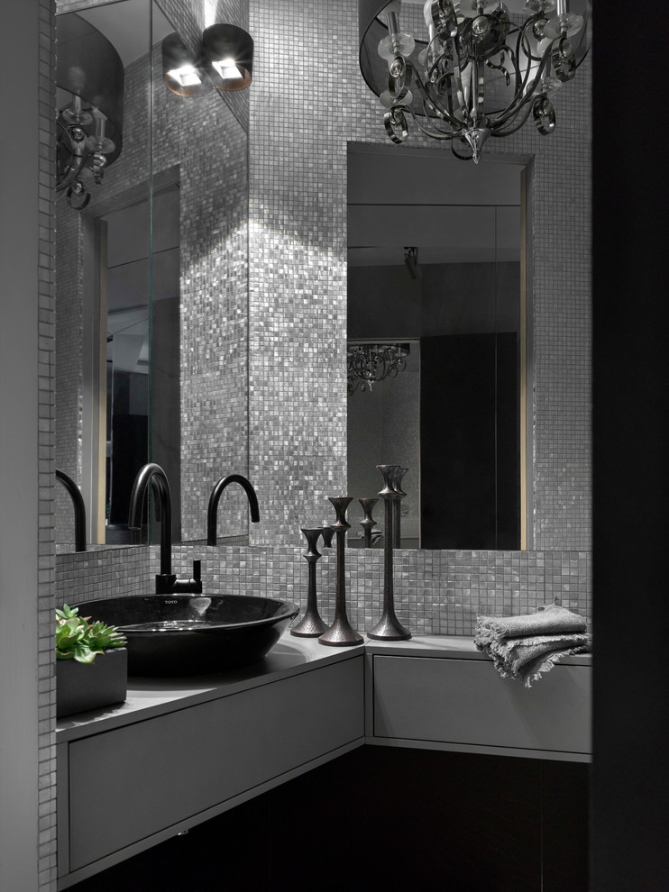 Idéer för ett modernt grå badrum, med släta luckor, ett fristående handfat, grå skåp, grå kakel och mosaik