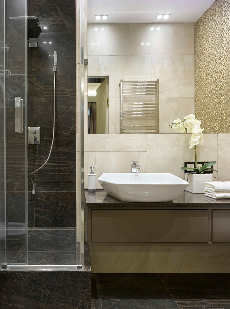 Modelo de cuarto de baño actual con armarios con paneles lisos, puertas de armario beige, aseo y ducha y lavabo sobreencimera