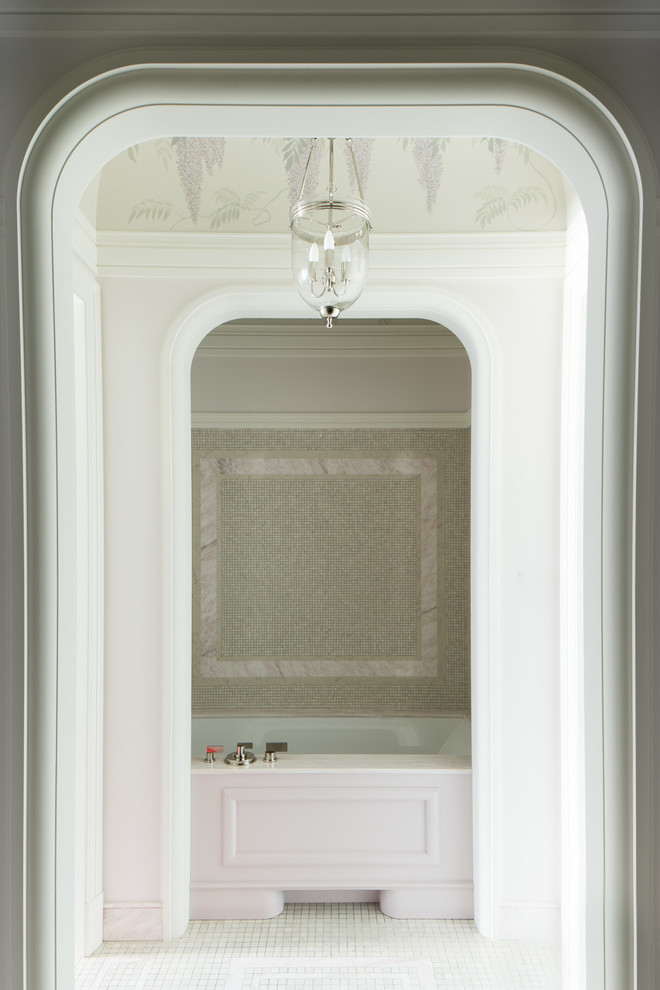 Immagine di una stanza da bagno chic con vasca ad alcova