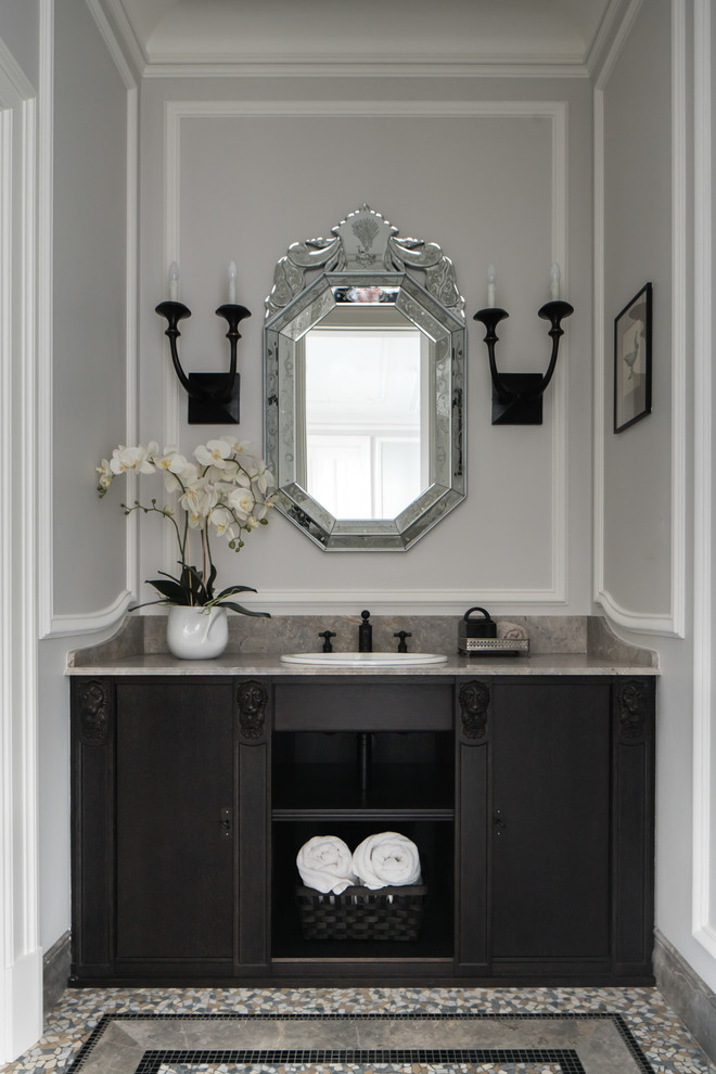 Пример оригинального дизайна: ванная комната в классическом стиле с черными фасадами, серыми стенами, накладной раковиной и полом из мозаичной плитки