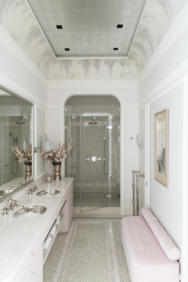 Источник вдохновения для домашнего уюта: главная ванная комната в классическом стиле с плоскими фасадами, белыми фасадами, душем в нише, белыми стенами, врезной раковиной, серой плиткой, плиткой мозаикой и душем с распашными дверями