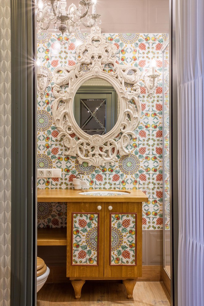 Идея дизайна: ванная комната в стиле фьюжн с фасадами цвета дерева среднего тона, душем в нише, разноцветной плиткой, паркетным полом среднего тона, душевой кабиной и врезной раковиной
