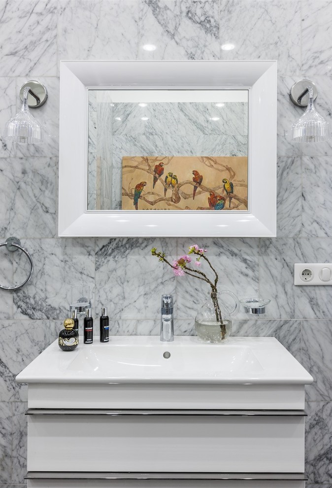 Bild på ett funkis badrum, med släta luckor, vita skåp och ett integrerad handfat