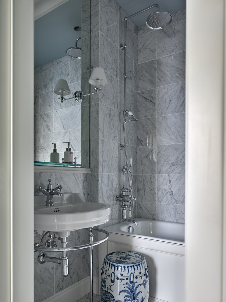 Modelo de cuarto de baño principal clásico con armarios abiertos, bañera empotrada, baldosas y/o azulejos de piedra y lavabo tipo consola