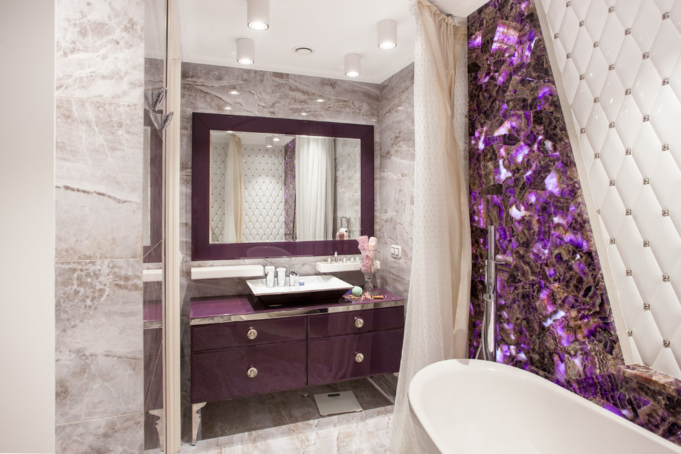 На фото: главная ванная комната в стиле фьюжн с стеклянными фасадами, отдельно стоящей ванной, душем над ванной, инсталляцией, разноцветной плиткой, керамической плиткой, фиолетовыми стенами, полом из керамической плитки, настольной раковиной и стеклянной столешницей