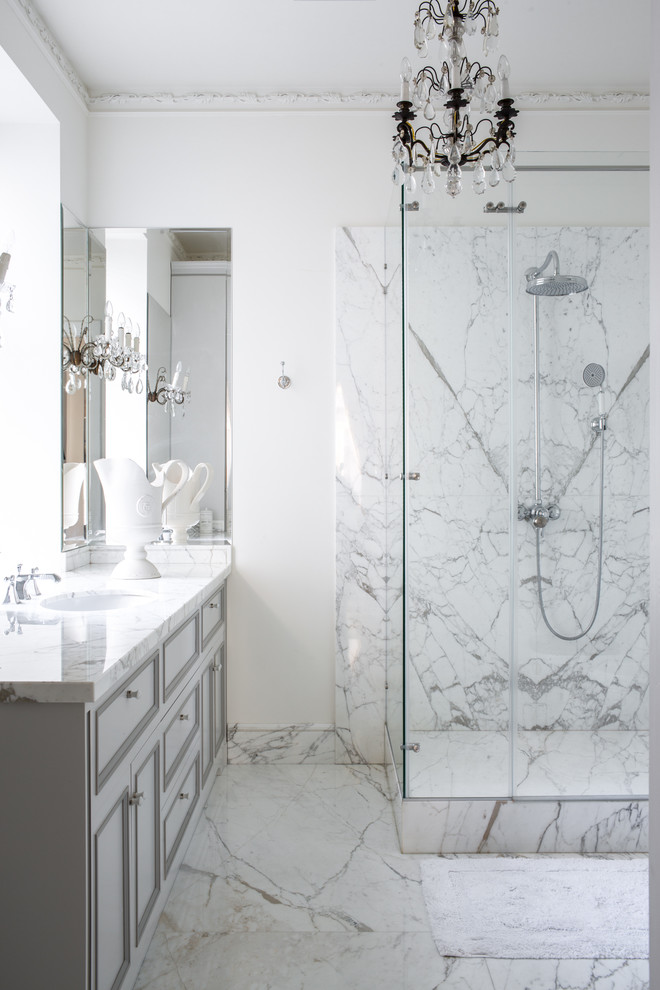 Esempio di una stanza da bagno con doccia tradizionale con ante a filo, ante grigie, pistrelle in bianco e nero, top in marmo e top bianco