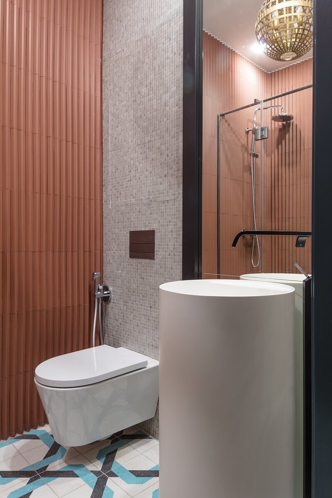 Свежая идея для дизайна: ванная комната в стиле фьюжн с инсталляцией, серой плиткой, душевой кабиной, монолитной раковиной и разноцветным полом - отличное фото интерьера