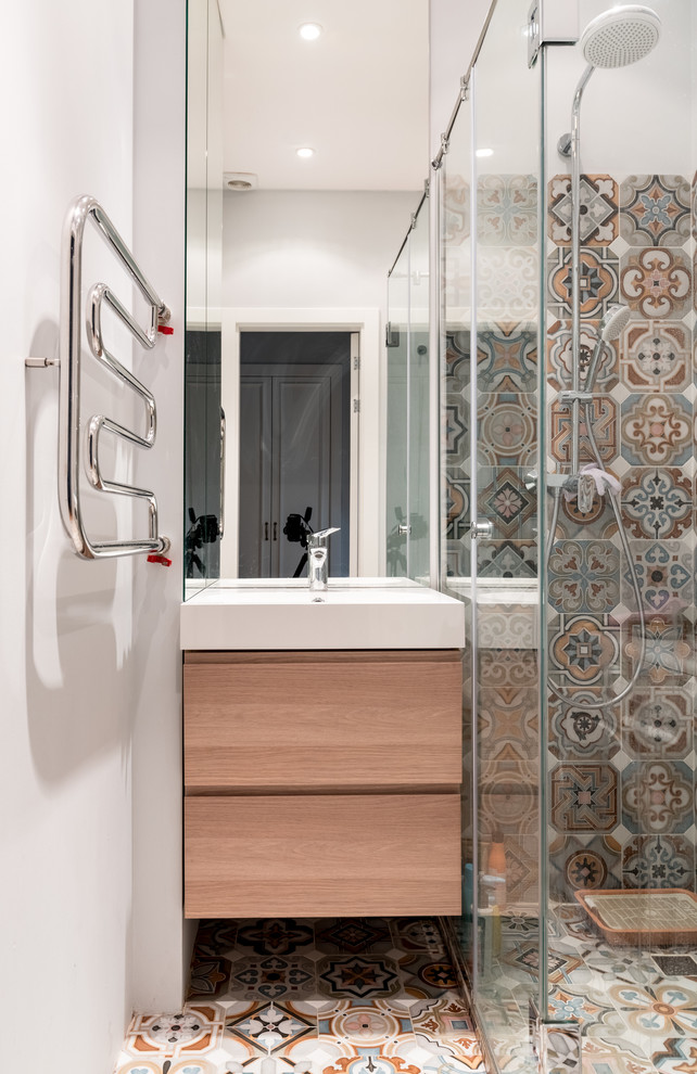 Foto på ett litet funkis badrum med dusch, med släta luckor, skåp i mellenmörkt trä, flerfärgad kakel, vita väggar, ett nedsänkt handfat, flerfärgat golv och dusch med gångjärnsdörr