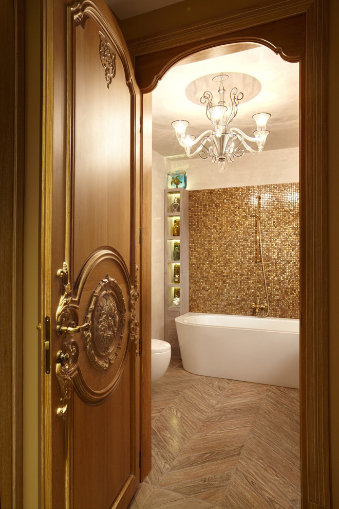Идея дизайна: главная ванная комната в классическом стиле с душем над ванной, желтой плиткой и белыми стенами