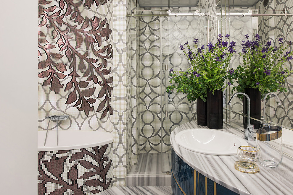 На фото: ванная комната в современном стиле с плиткой мозаикой и накладной раковиной с