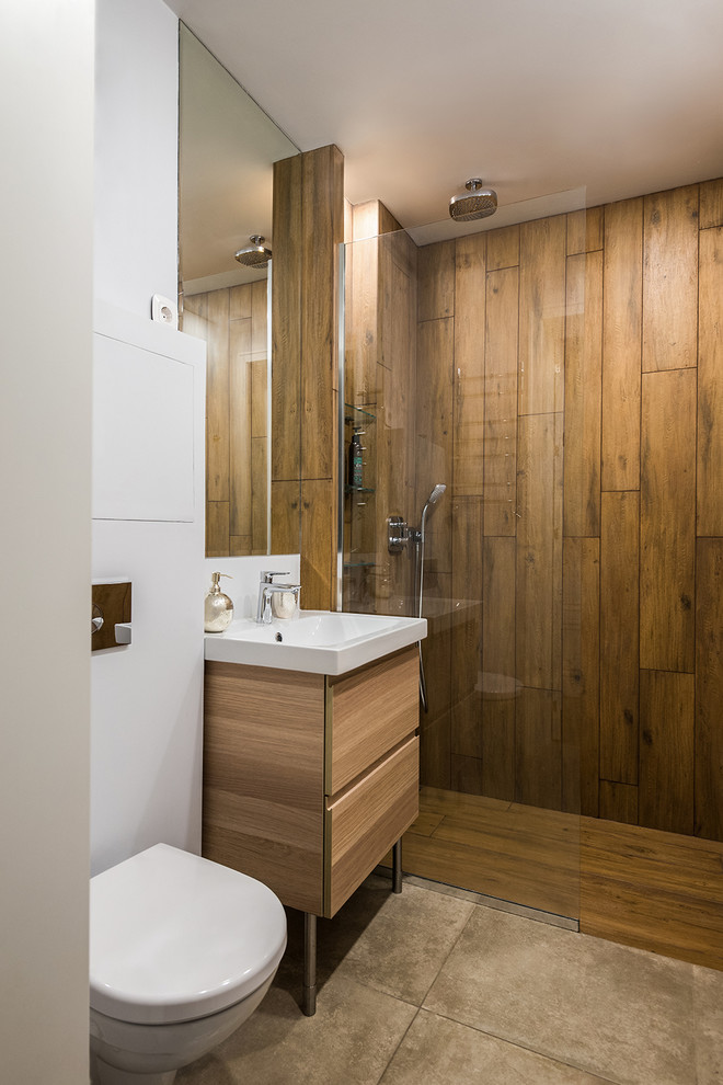 Modernes Badezimmer mit flächenbündigen Schrankfronten, Wandtoilette, hellen Holzschränken, bodengleicher Dusche, weißer Wandfarbe und offener Dusche in Moskau