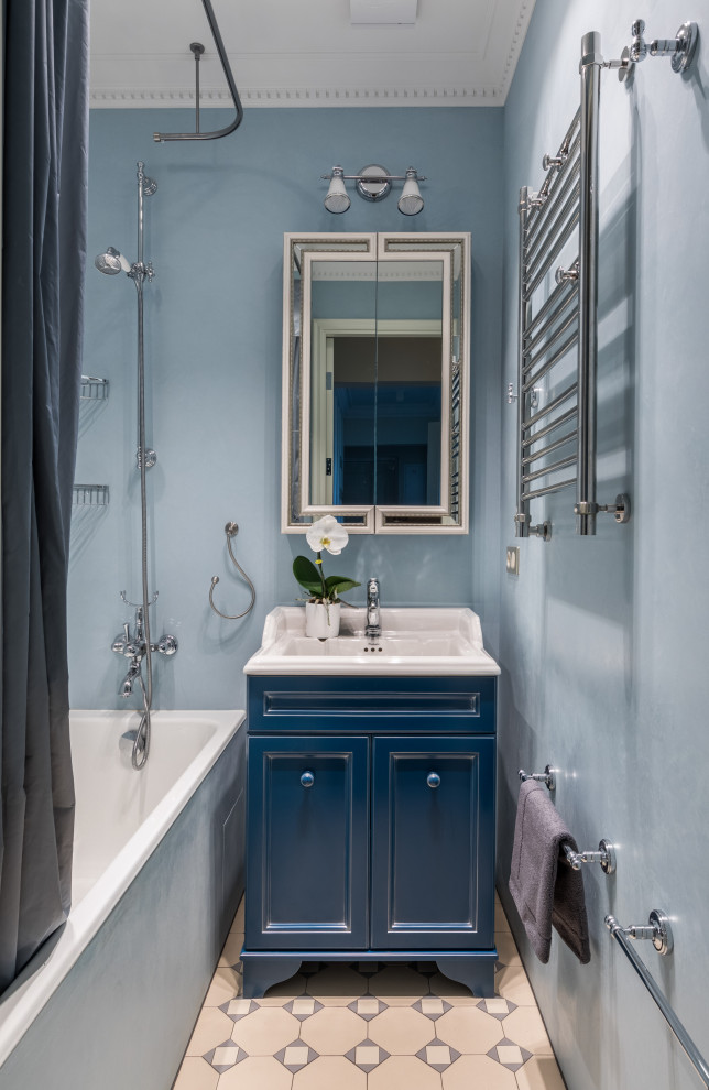 Kleines Klassisches Duschbad mit beigem Boden, Einzelwaschbecken, Schrankfronten mit vertiefter Füllung, blauen Schränken, blauer Wandfarbe, integriertem Waschbecken, weißer Waschtischplatte und eingebautem Waschtisch in Moskau