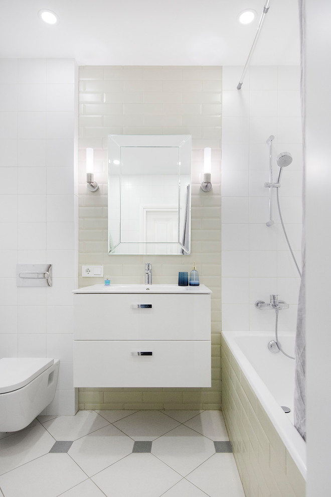 Свежая идея для дизайна: ванная комната в современном стиле с ванной в нише, душем над ванной, инсталляцией, бежевой плиткой, белой плиткой и шторкой для ванной - отличное фото интерьера