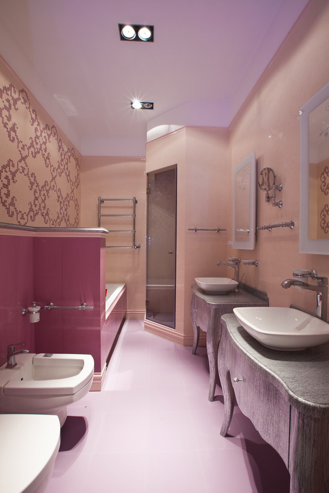 Aménagement d'une salle de bain principale contemporaine de taille moyenne avec des portes de placard grises, un bain bouillonnant, un espace douche bain, WC suspendus, des carreaux de céramique, un mur rose, un sol en carrelage de céramique, une vasque, un plan de toilette en bois, un sol rose, une cabine de douche à porte battante et un plan de toilette gris.