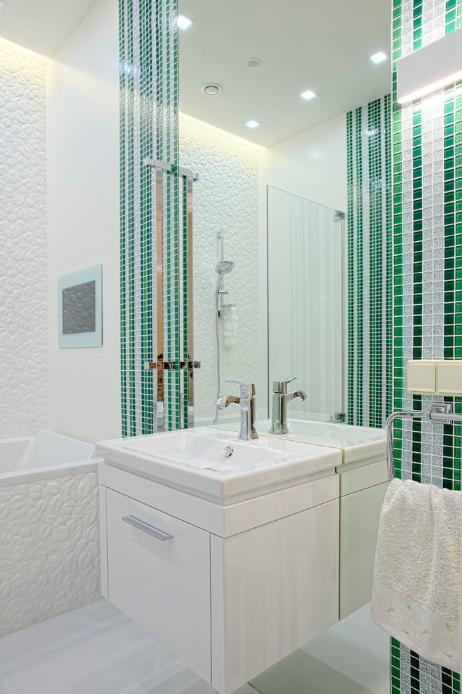 Ejemplo de cuarto de baño principal contemporáneo con armarios con paneles lisos, puertas de armario blancas, baldosas y/o azulejos blancos, baldosas y/o azulejos verdes, baldosas y/o azulejos en mosaico, lavabo integrado y suelo blanco