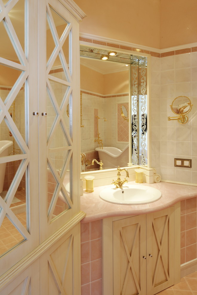 Свежая идея для дизайна: главная ванная комната в классическом стиле с белыми фасадами, розовой плиткой, белой плиткой, терракотовой плиткой, полом из терракотовой плитки, столешницей из искусственного камня, бежевыми стенами и накладной раковиной - отличное фото интерьера